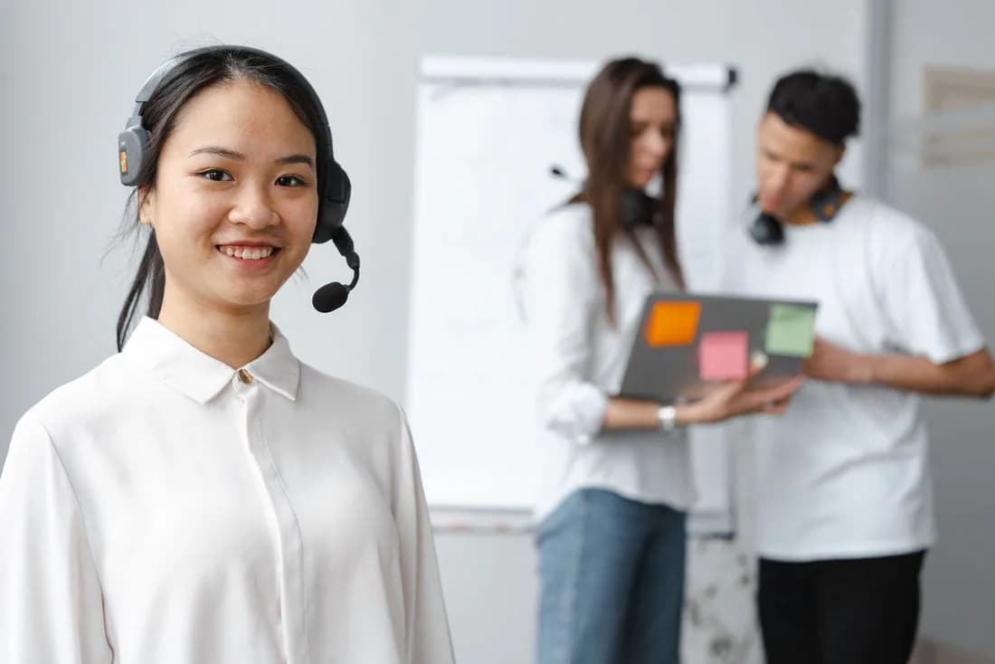 Support agent with a headset